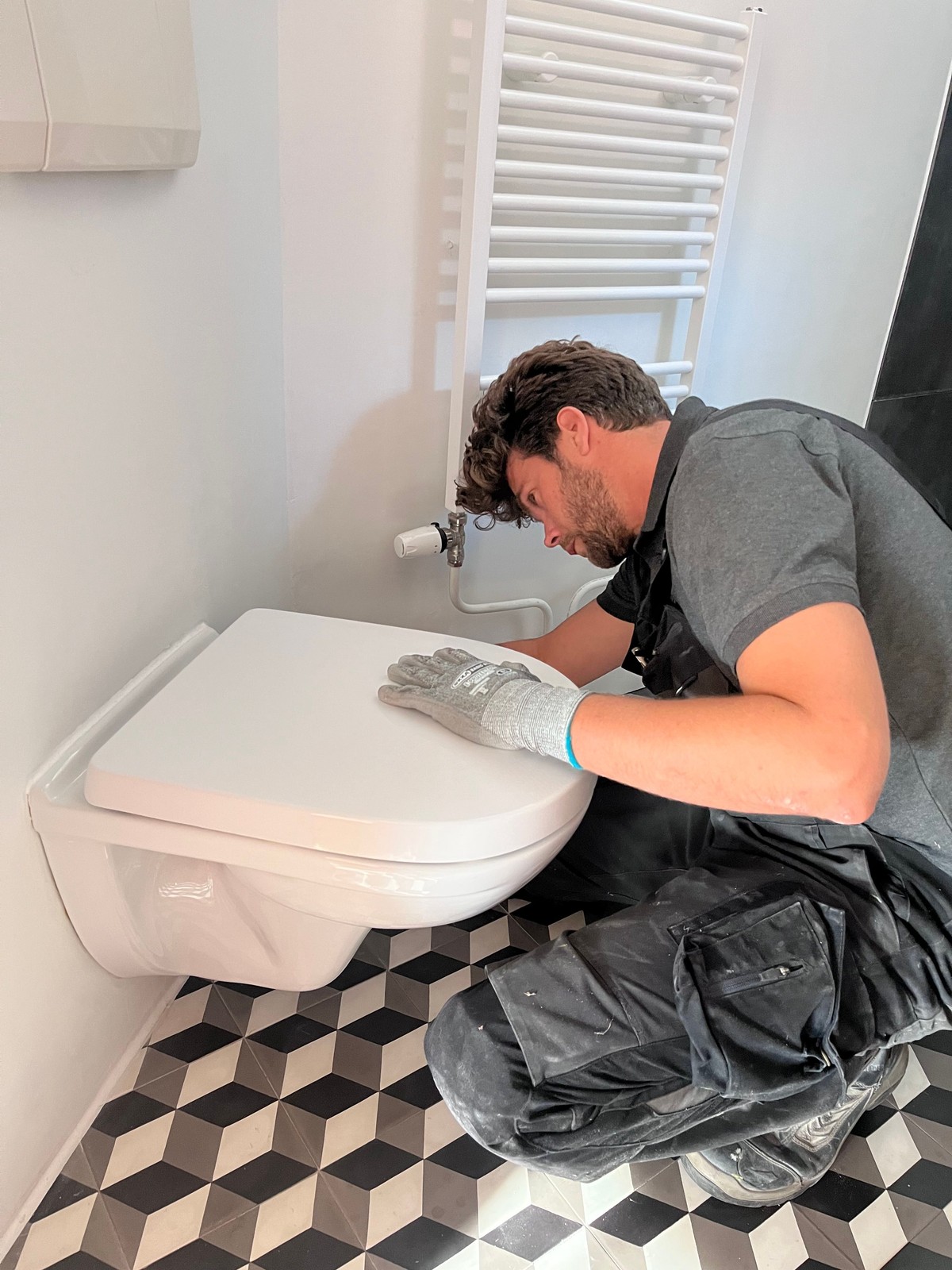 Installateur van De Visser Techniek aan het werk bij sanitair
